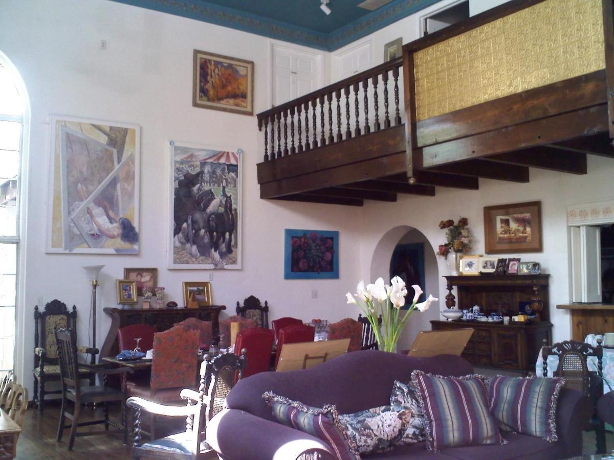 | Lundeen Inn of the Arts