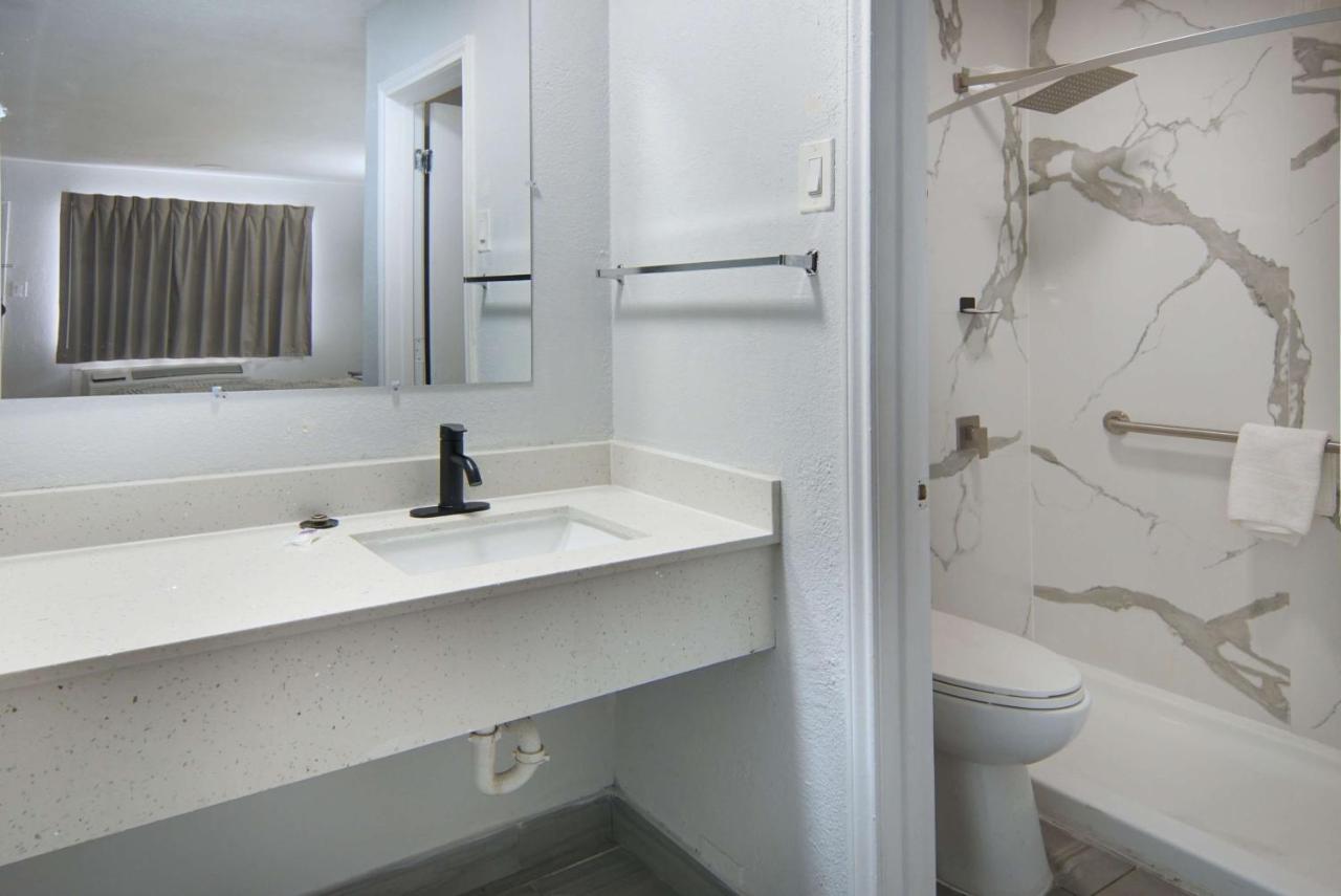 | Motel 6-Red Oak, TX - Dallas