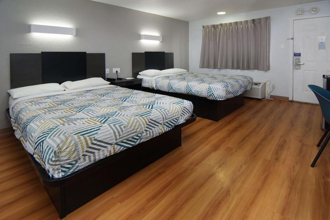 | Motel 6-Red Oak, TX - Dallas