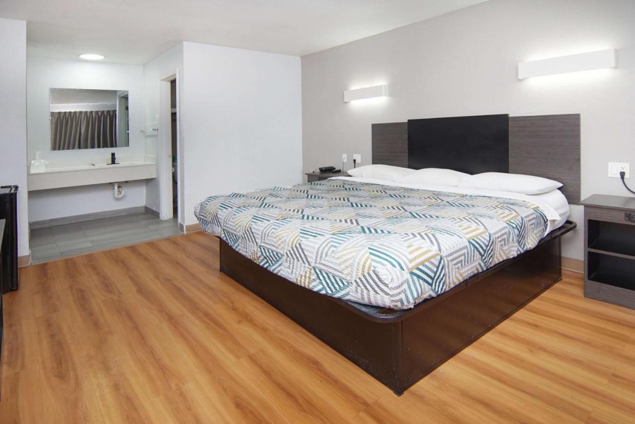 | Motel 6-Red Oak, TX - Dallas