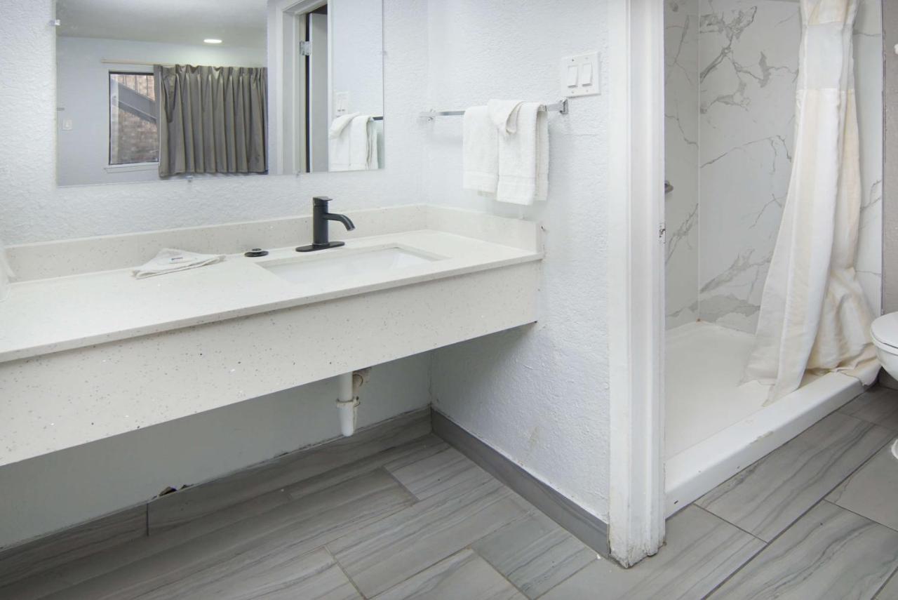 | Motel 6-Red Oak, TX - Dallas