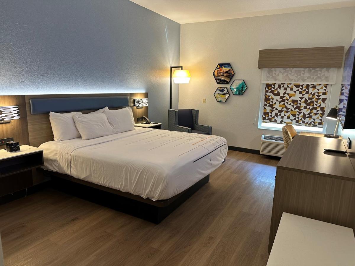 King Room - Mobility Access/Non-Smoking at La Quinta Inn & Suites by Wyndham Macon West