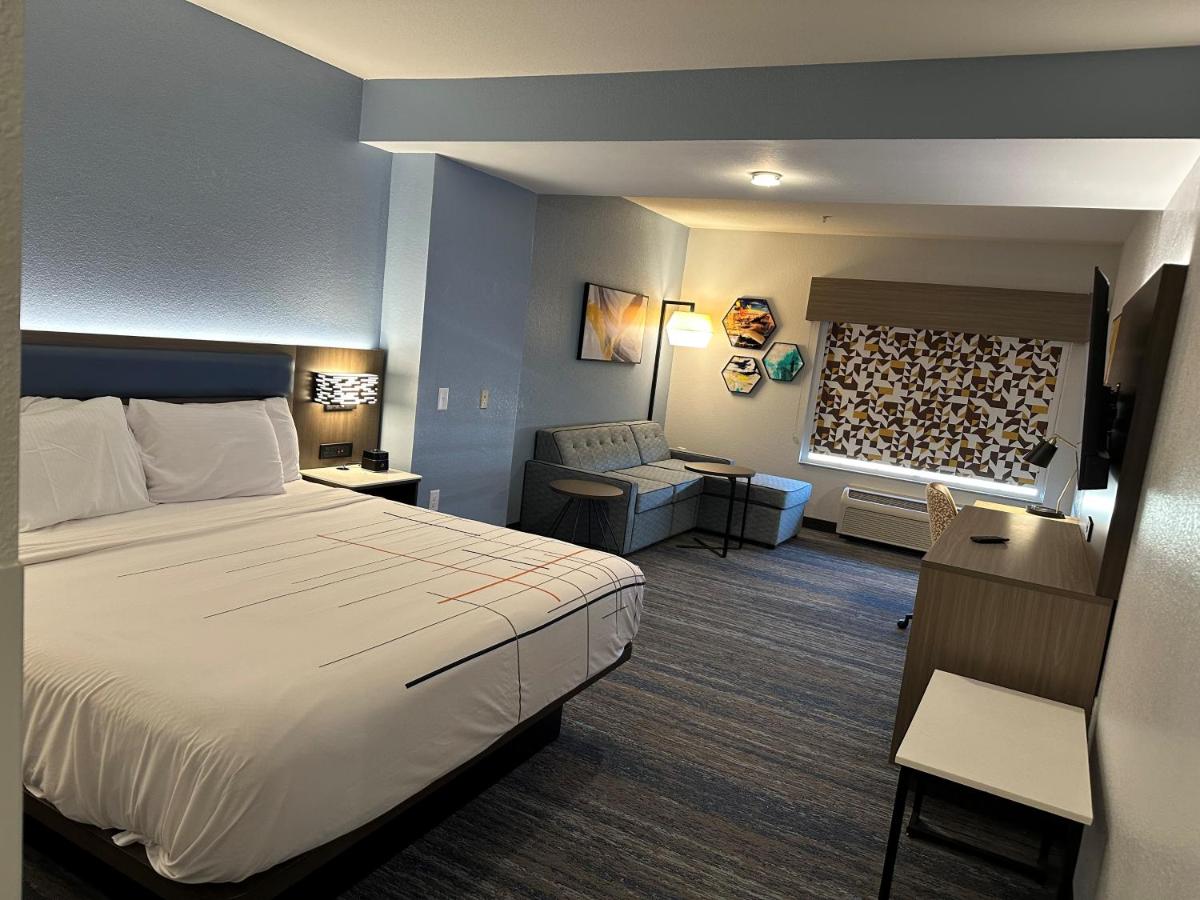 Executive King Room at La Quinta Inn & Suites by Wyndham Macon West