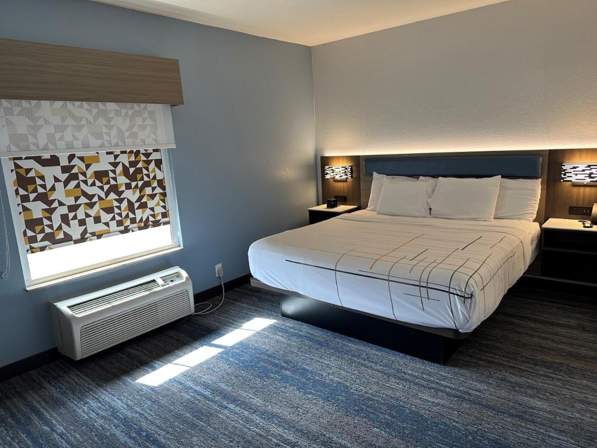 Executive King Room at La Quinta Inn & Suites by Wyndham Macon West