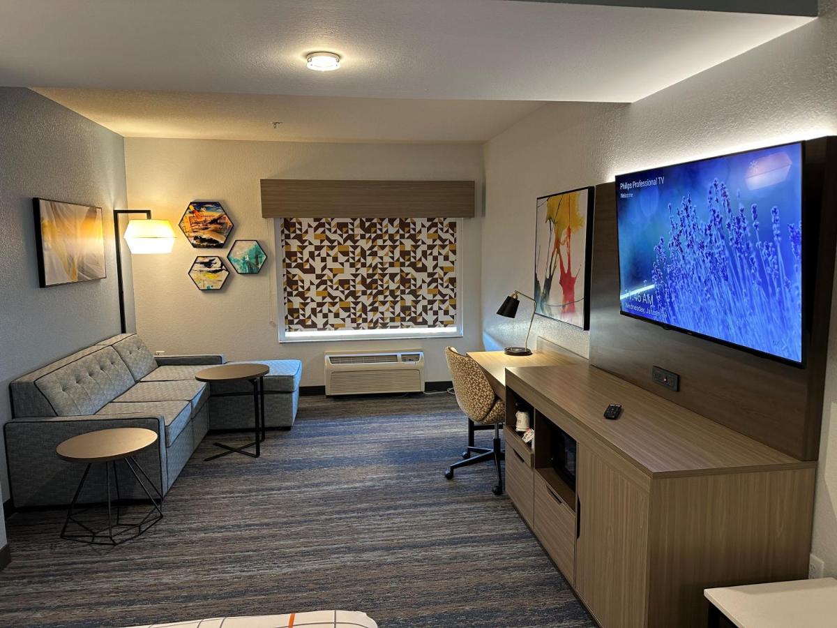 Executive King Room at La Quinta Inn & Suites by Wyndham Macon West