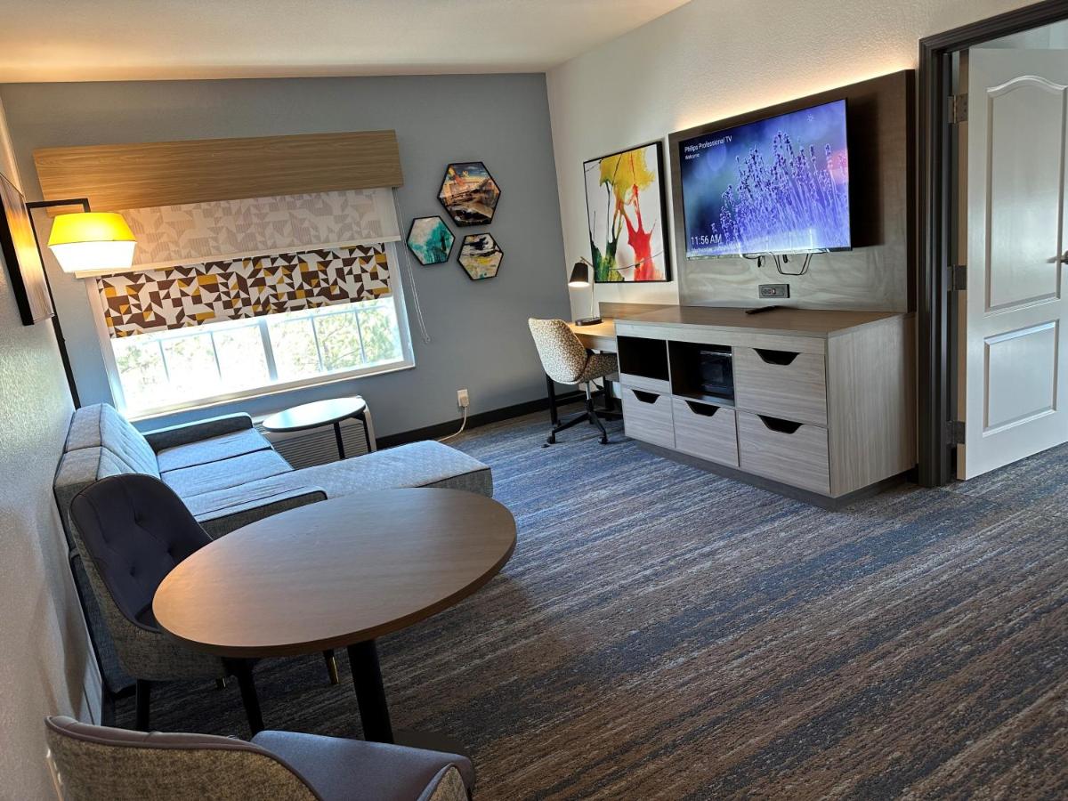 King Suite - Non-Smoking at La Quinta Inn & Suites by Wyndham Macon West