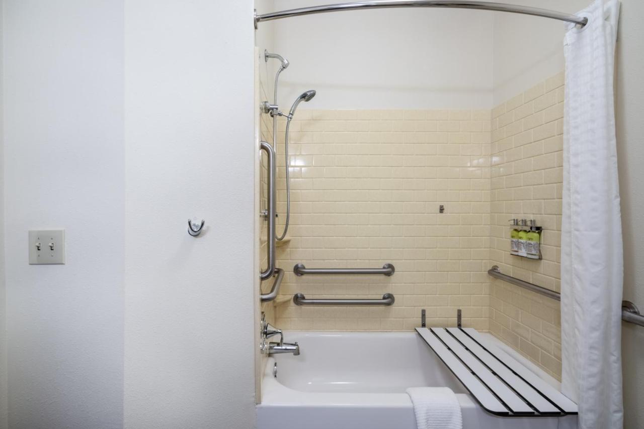 Queen Studio Suite - Disability Access Hearing Accessible Tub at Candlewood Suites Auburn, an IHG Hotel