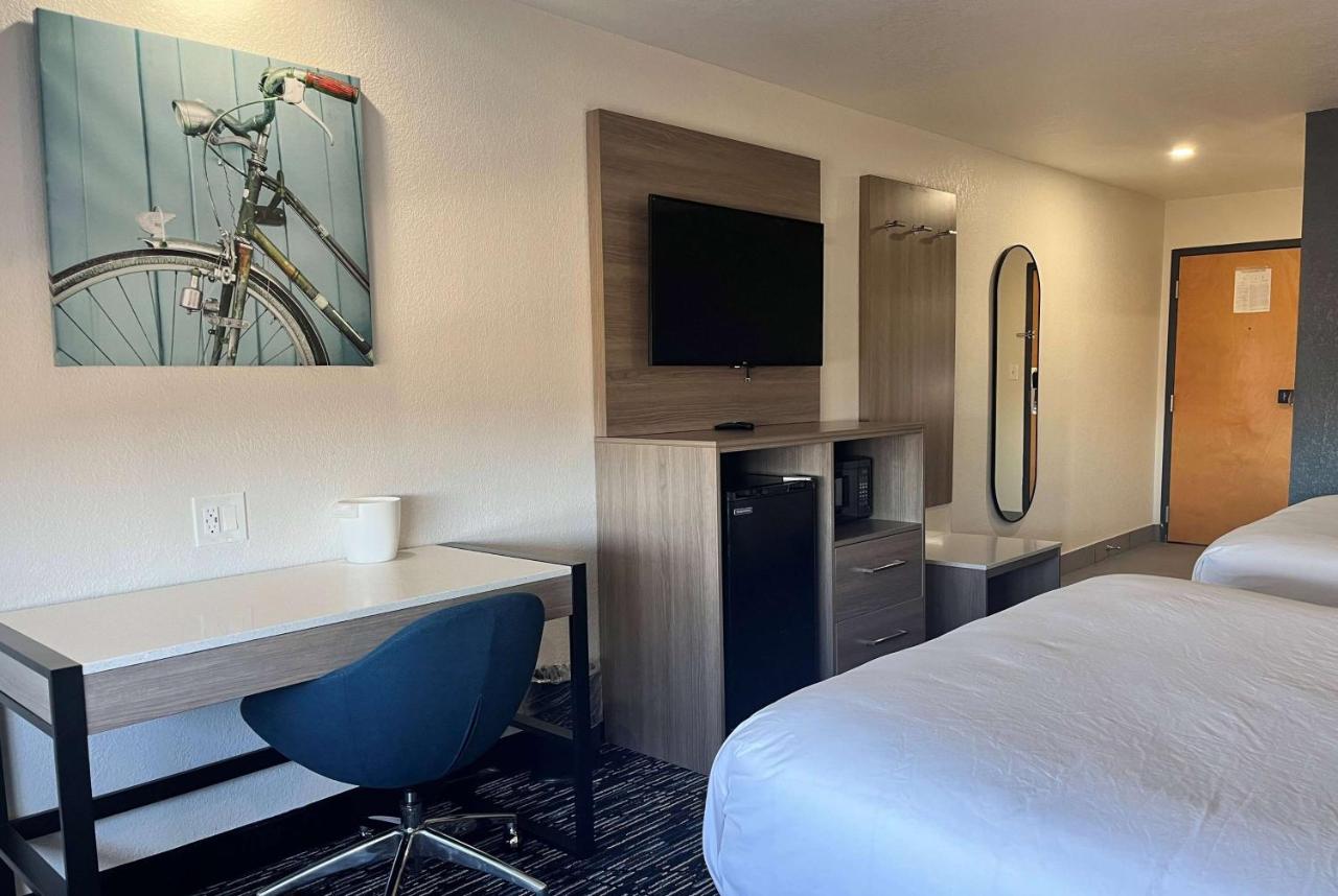 Deluxe Queen Room - Disability Access/Non-Smoking at Baymont by Wyndham Indianapolis Northeast