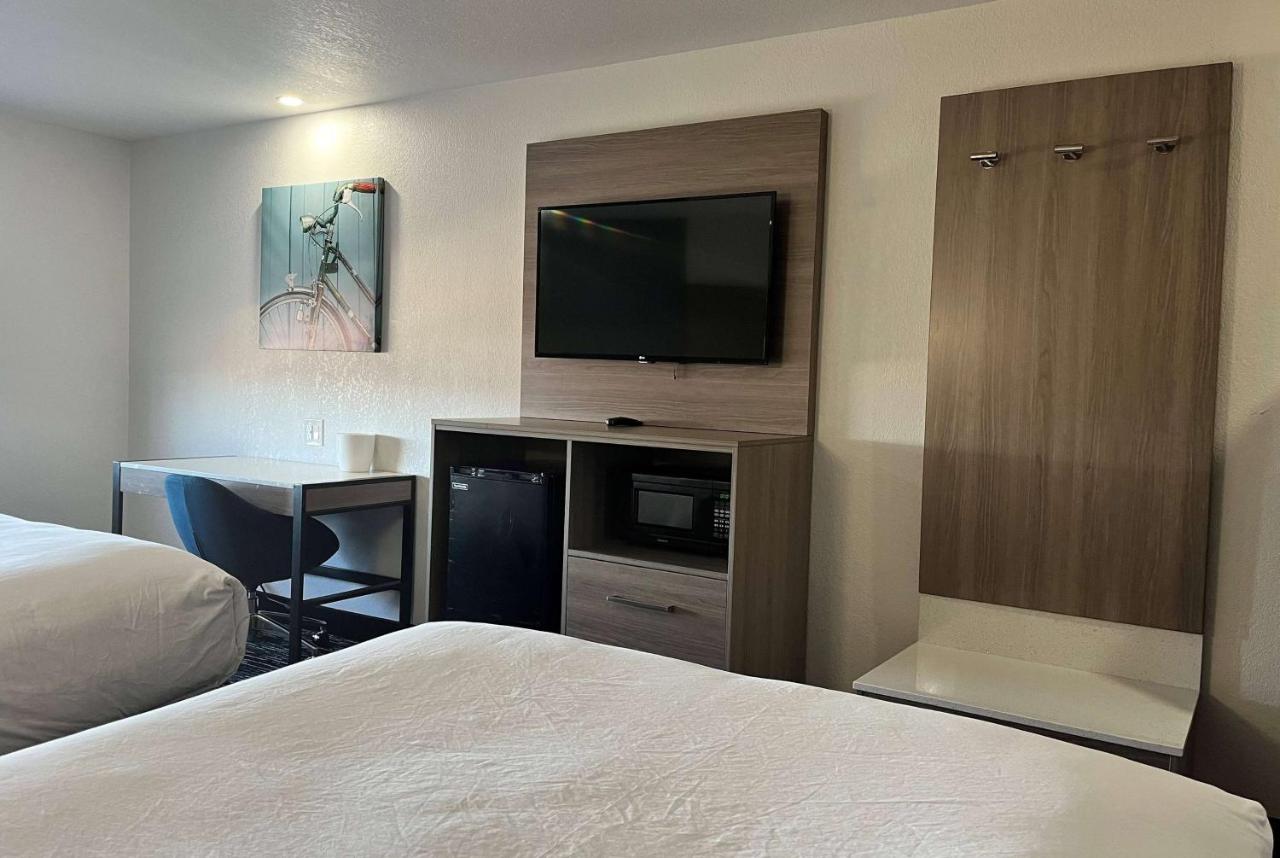 Deluxe Queen Room - Disability Access/Non-Smoking at Baymont by Wyndham Indianapolis Northeast