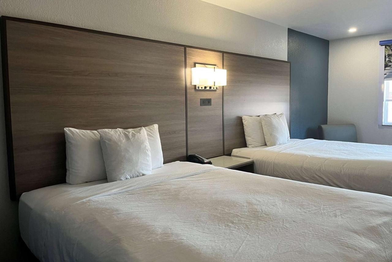 Deluxe Queen Room - Disability Access/Non-Smoking at Baymont by Wyndham Indianapolis Northeast