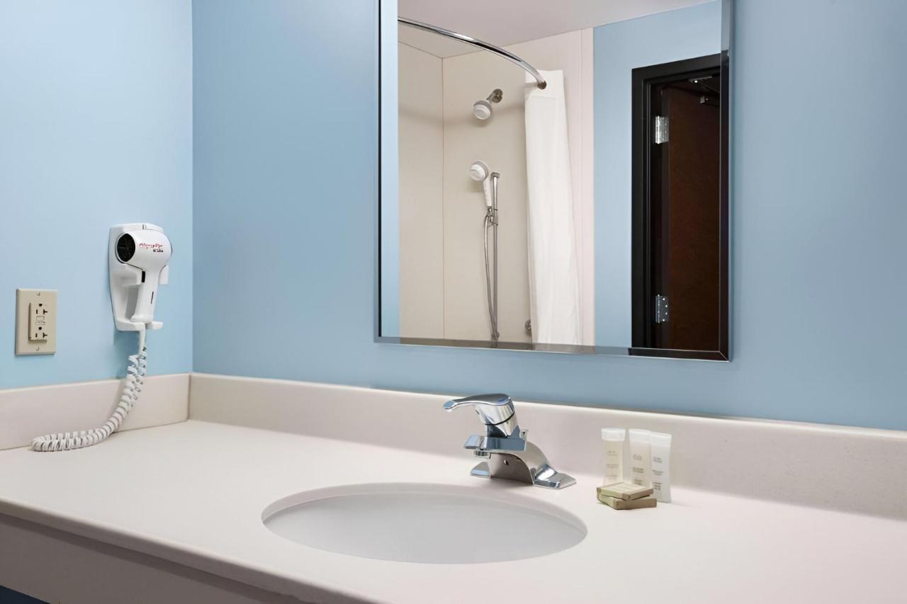 King Suite at Super 8 by Wyndham Pennsville/Wilmington