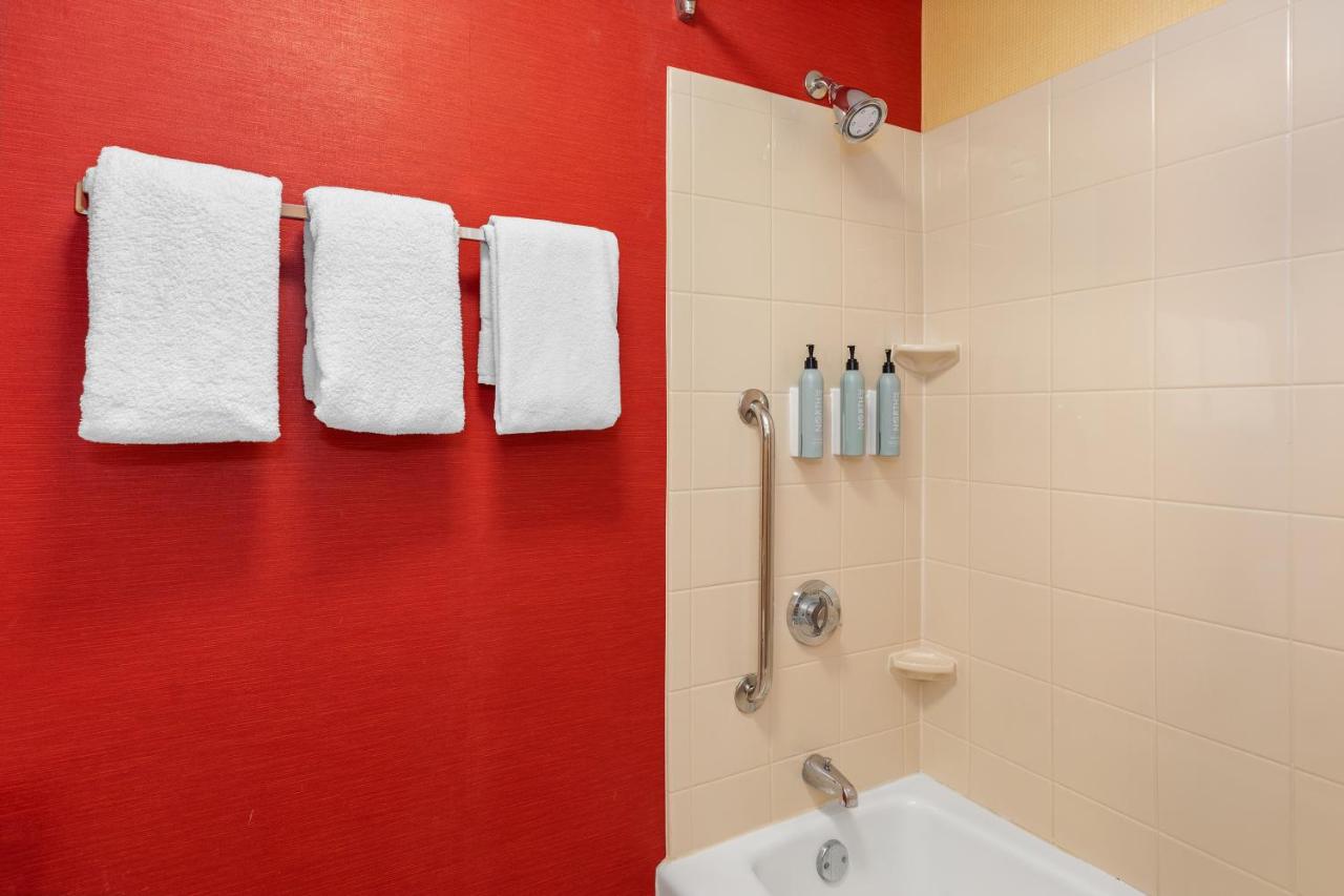 | Courtyard by Marriott Toledo Airport Holland