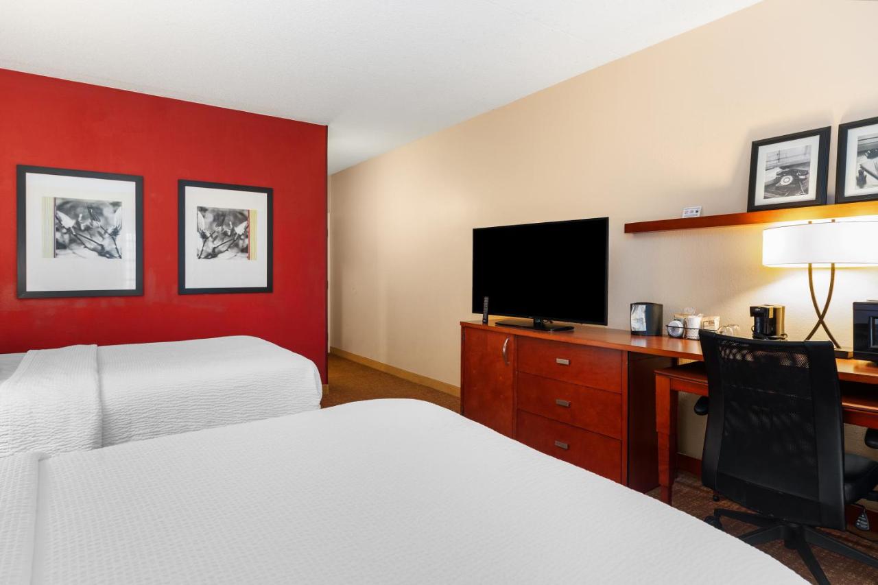 Queen Room with Two Queen Beds at Courtyard by Marriott Toledo Airport Holland