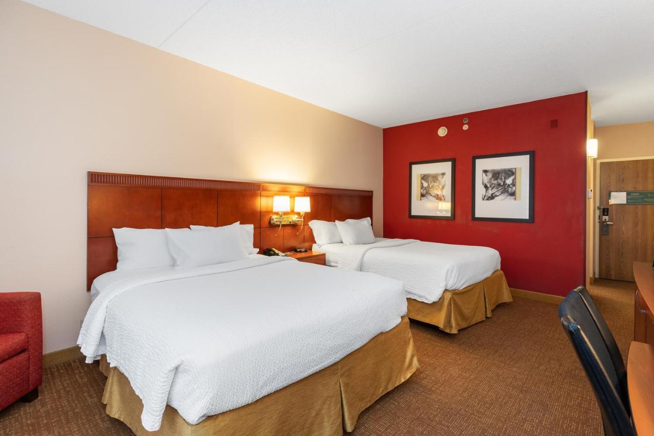 Queen Room with Two Queen Beds at Courtyard by Marriott Toledo Airport Holland