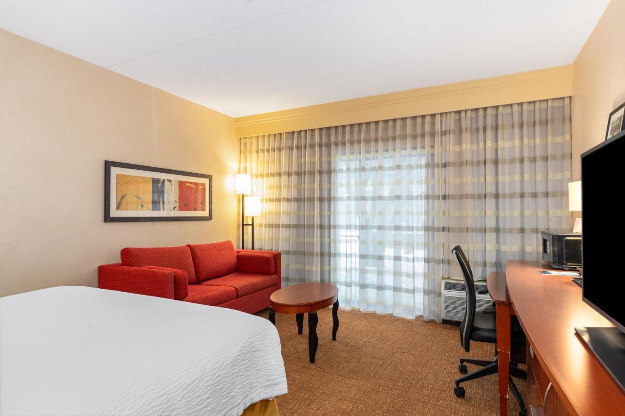 King Room with Sofa Bed at Courtyard by Marriott Toledo Airport Holland