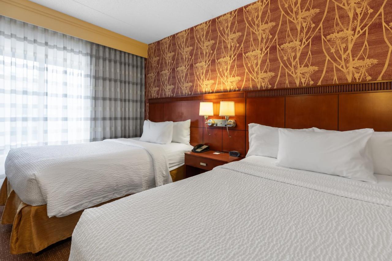 Double Suite with Two Double Beds and Sofa Bed at Courtyard by Marriott Toledo Airport Holland