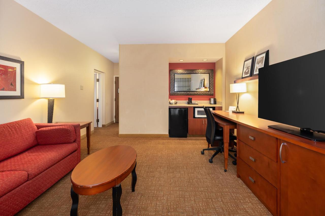 Double Suite with Two Double Beds and Sofa Bed at Courtyard by Marriott Toledo Airport Holland