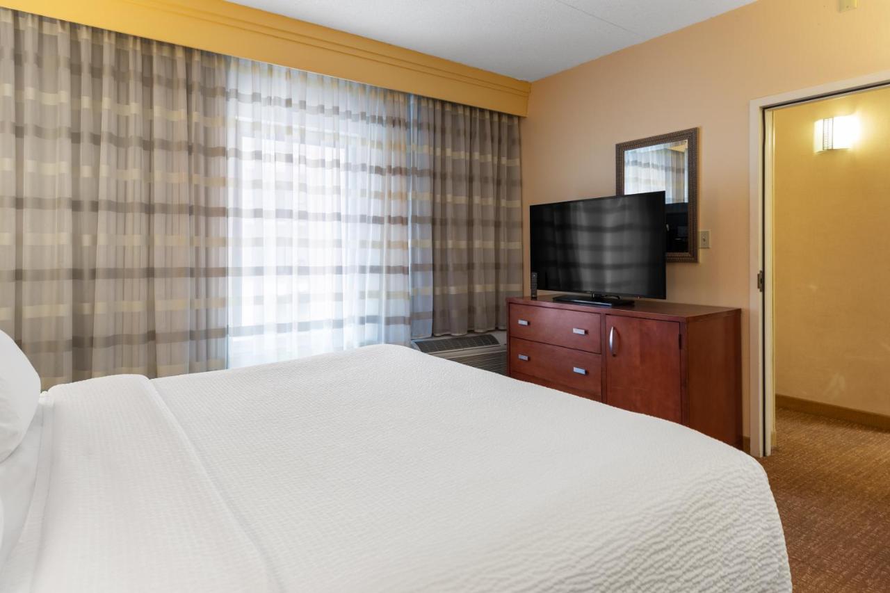 King Suite at Courtyard by Marriott Toledo Airport Holland