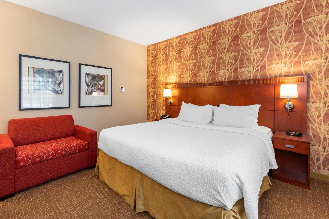 King Suite at Courtyard by Marriott Toledo Airport Holland
