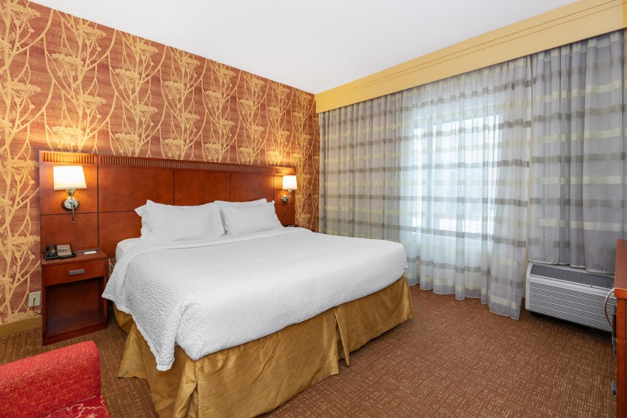 King Suite at Courtyard by Marriott Toledo Airport Holland