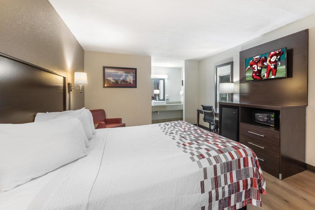 Deluxe King Room - Smoking at Red Roof Inn Ft Pierce