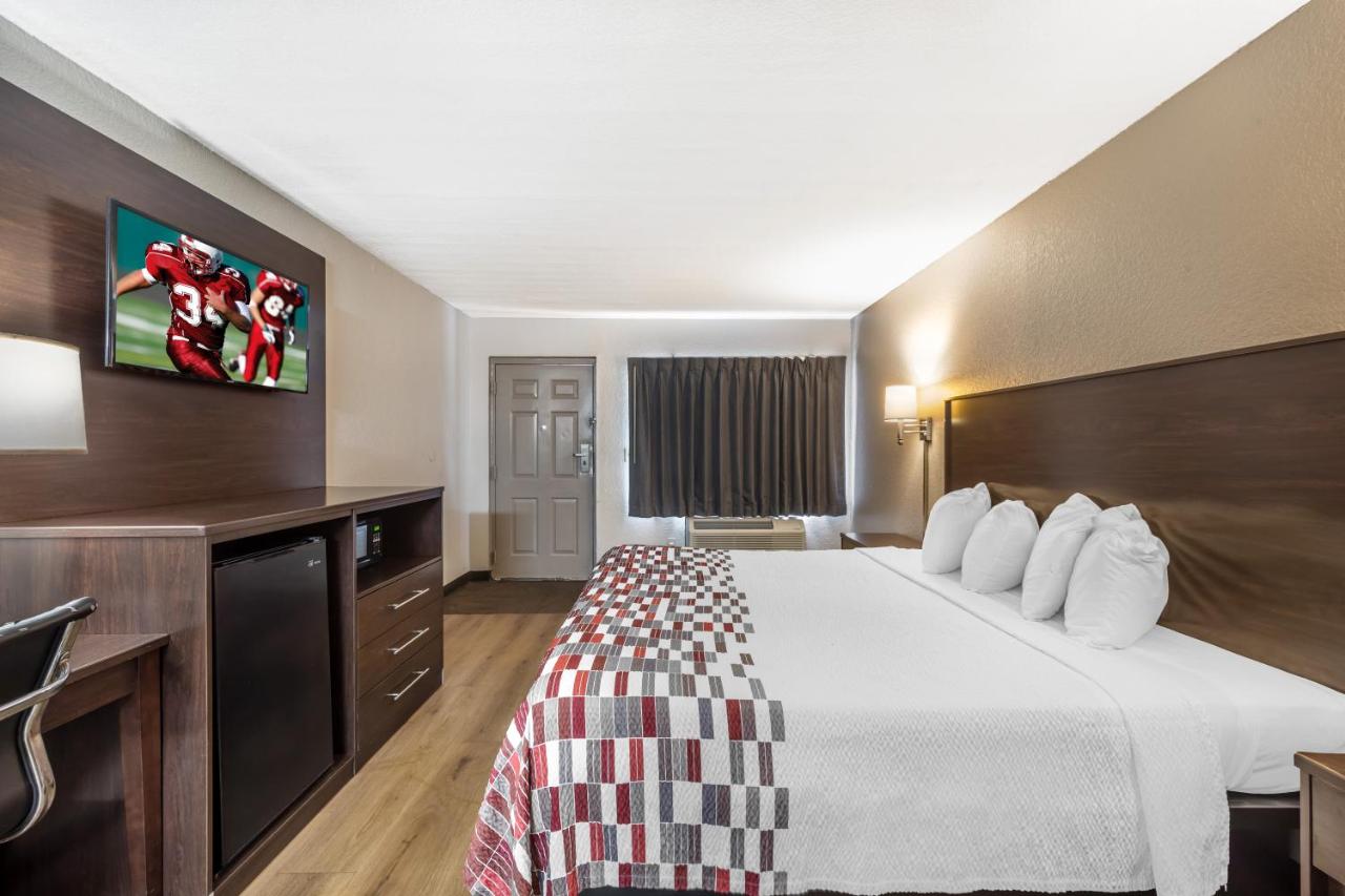 Deluxe King Room - Smoking at Red Roof Inn Ft Pierce