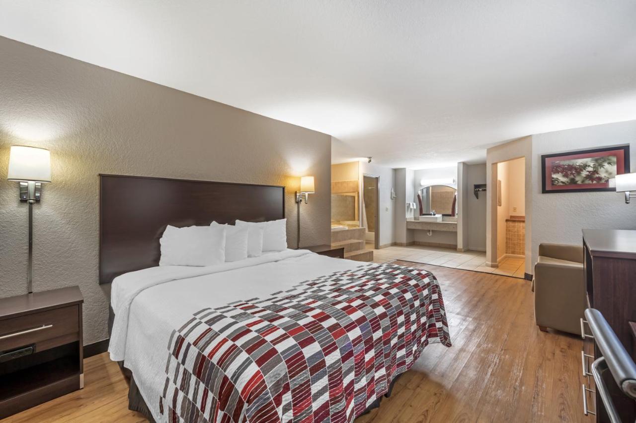 King Suite with Spa Bath - Smoking at Red Roof Inn Ft Pierce