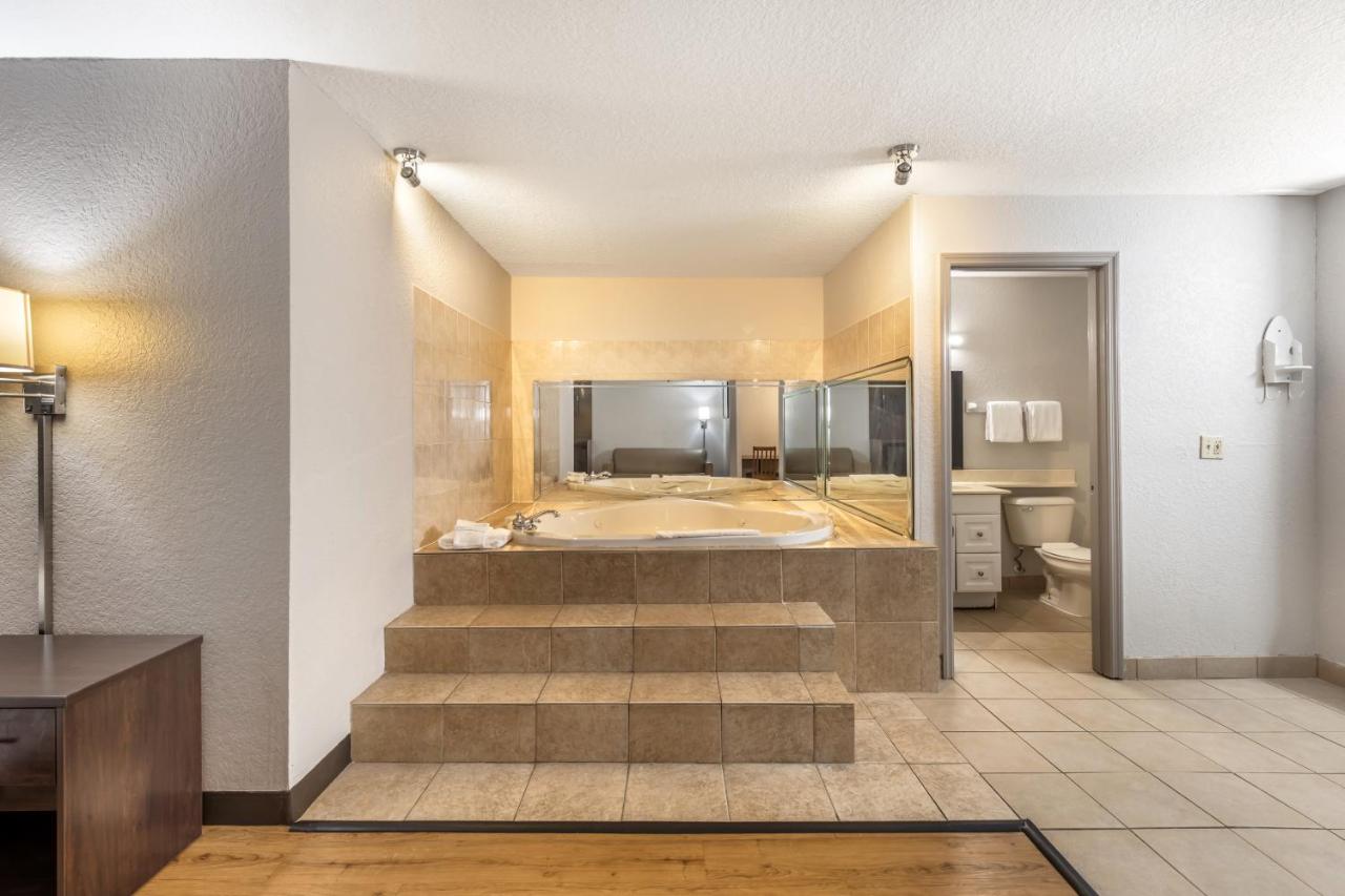 King Suite with Spa Bath - Smoking at Red Roof Inn Ft Pierce