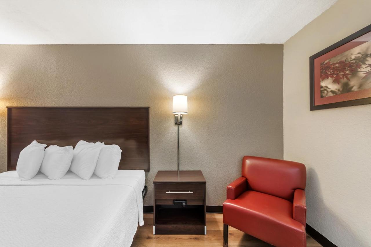 Deluxe King Room - Smoking at Red Roof Inn Ft Pierce