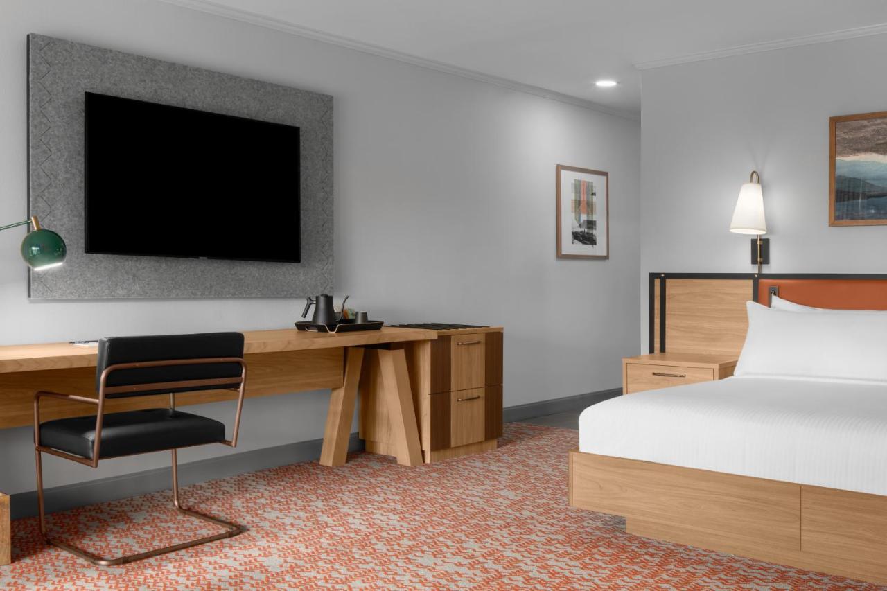 King Room with River View at Valley River Inn
