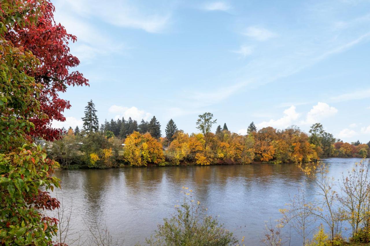 King Room with River View at Valley River Inn