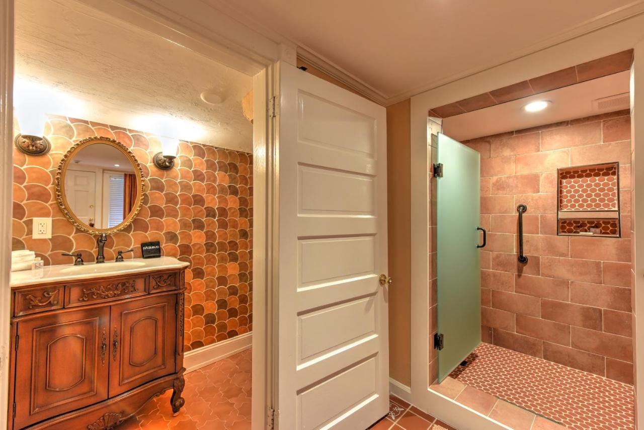 | Casa De Solana & Victorian House Bed and Breakfast