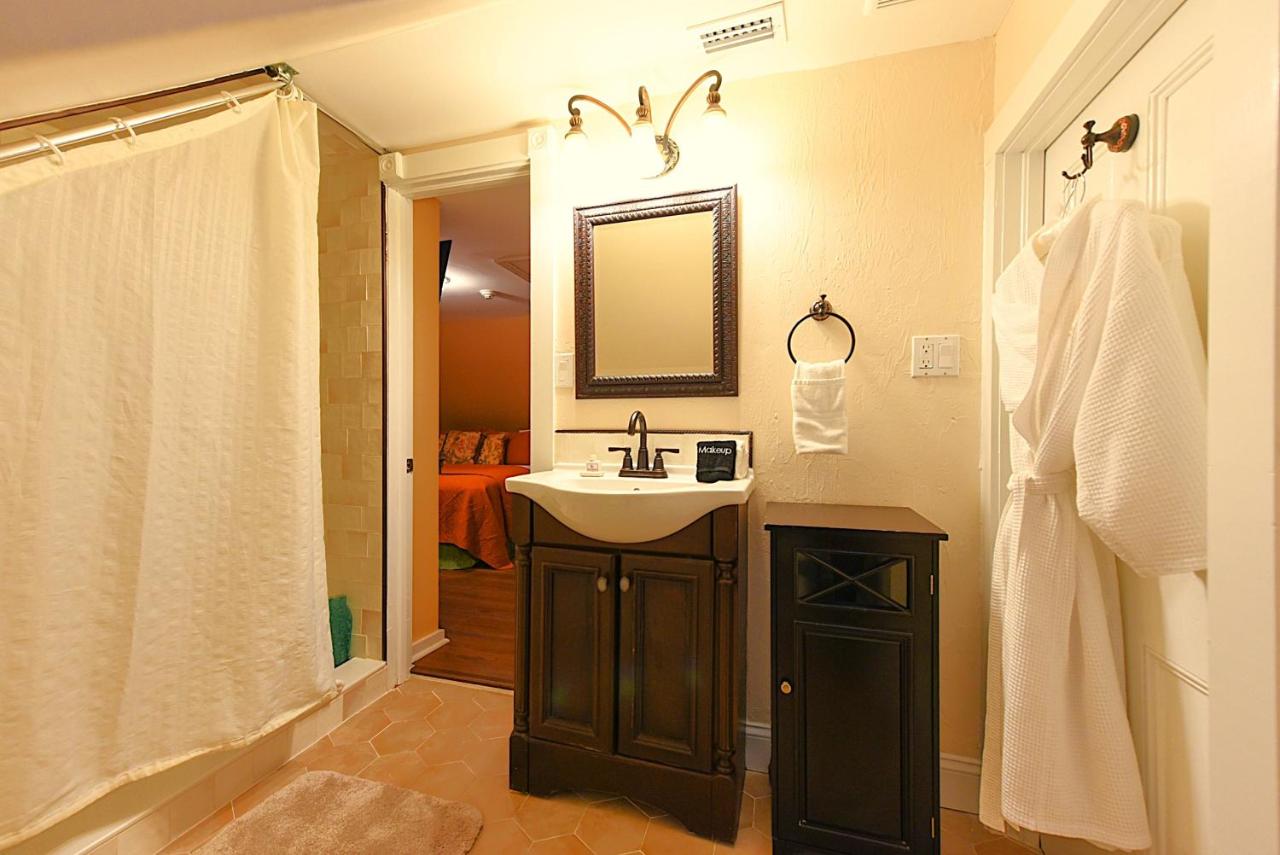 | Casa De Solana & Victorian House Bed and Breakfast