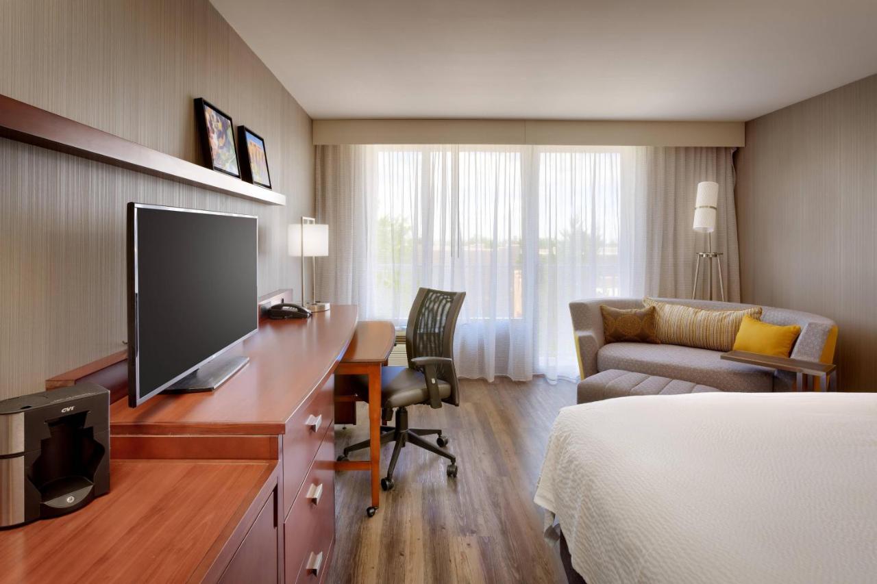 King Room with Adapted Tub - Mobility and Hearing Accessible at Courtyard by Marriott Albuquerque