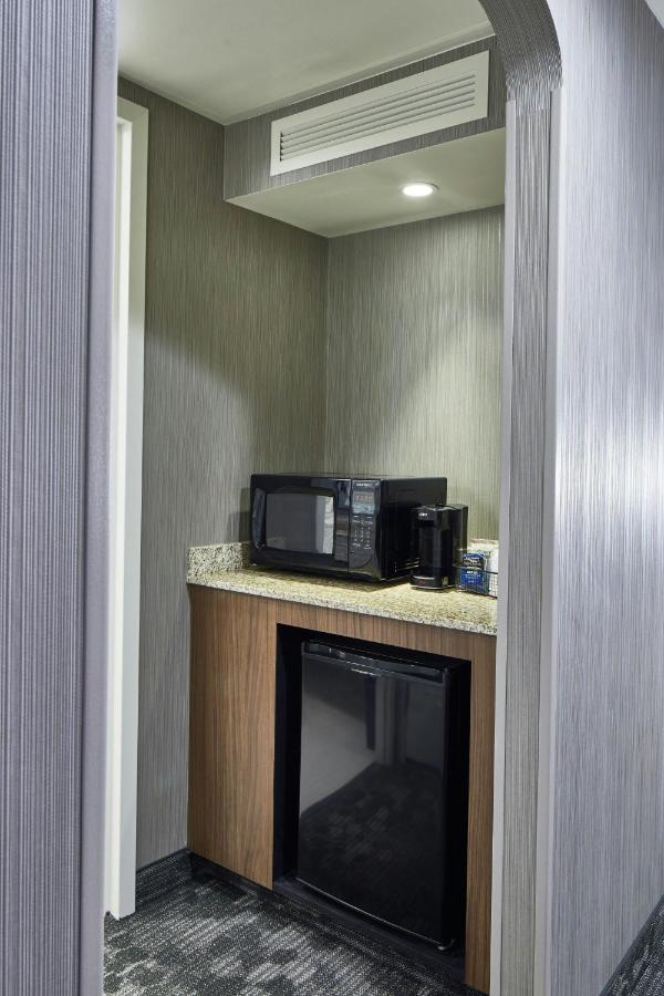 Guest room, 2 Queen at Courtyard by Marriott Albany Thruway