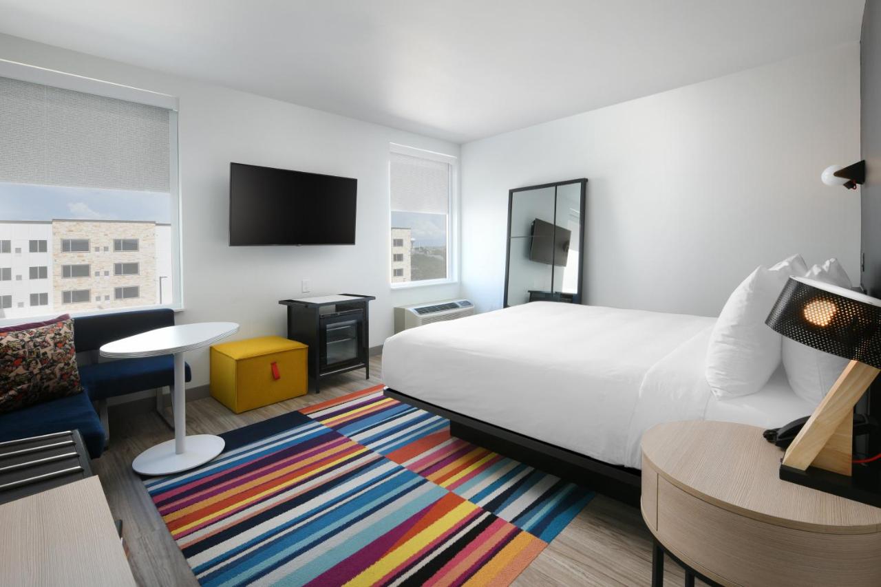 Guest Room, 1 King at Aloft by Marriott Austin Round Rock