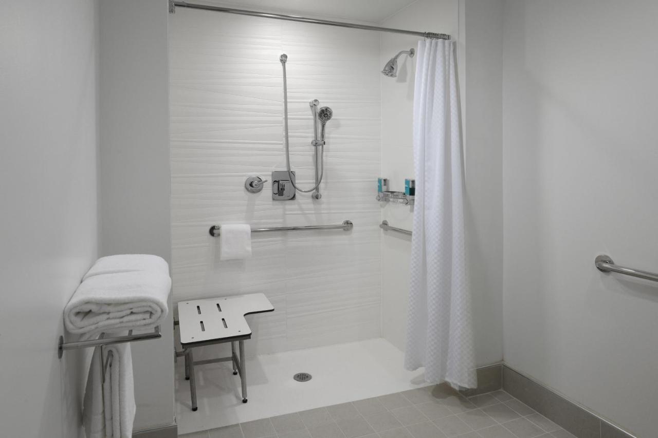 Guest Room, 1 King at Aloft by Marriott Austin Round Rock