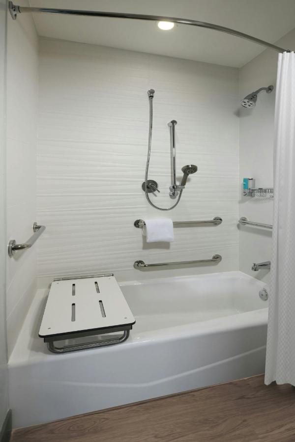 Guest Room, 1 King at Aloft by Marriott Austin Round Rock