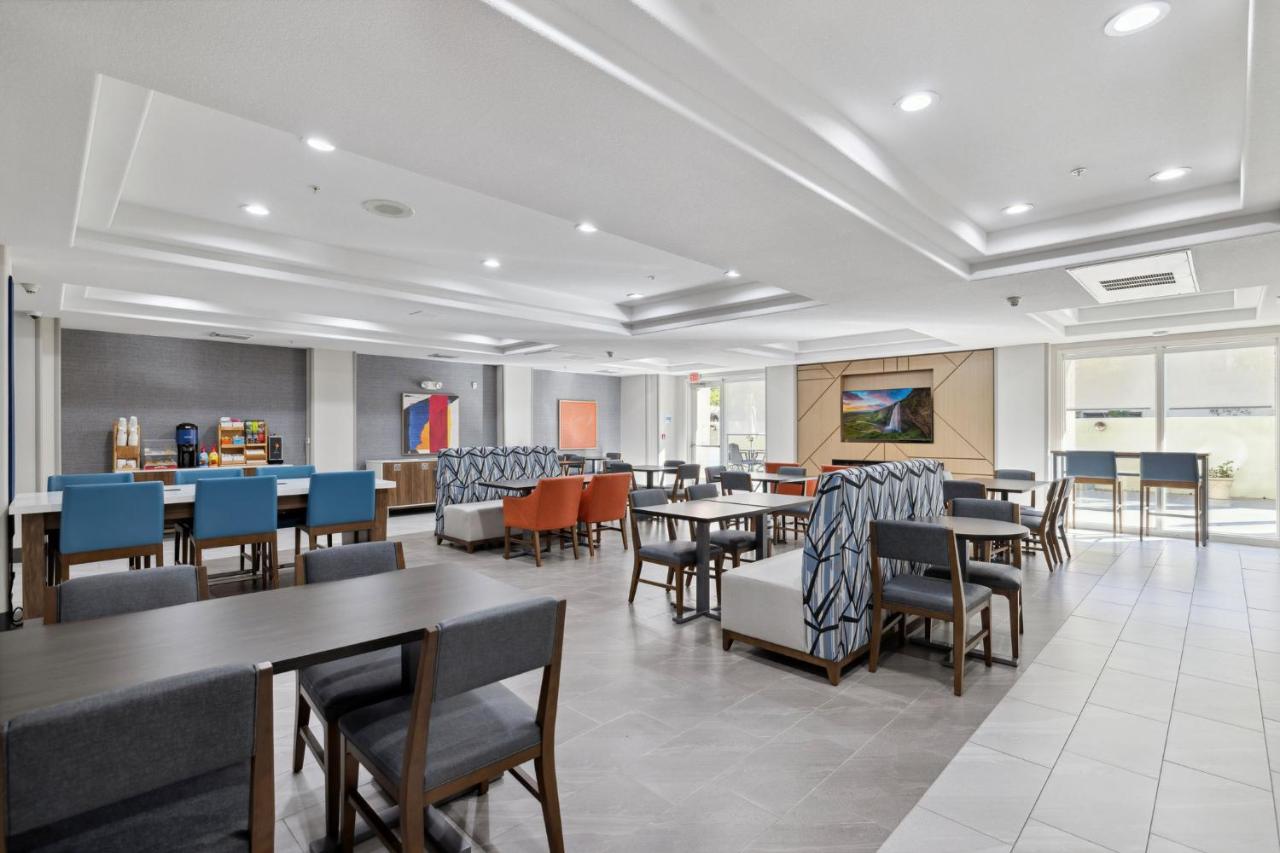| Holiday Inn Express Hotel & Suites Vacaville, an IHG Hotel