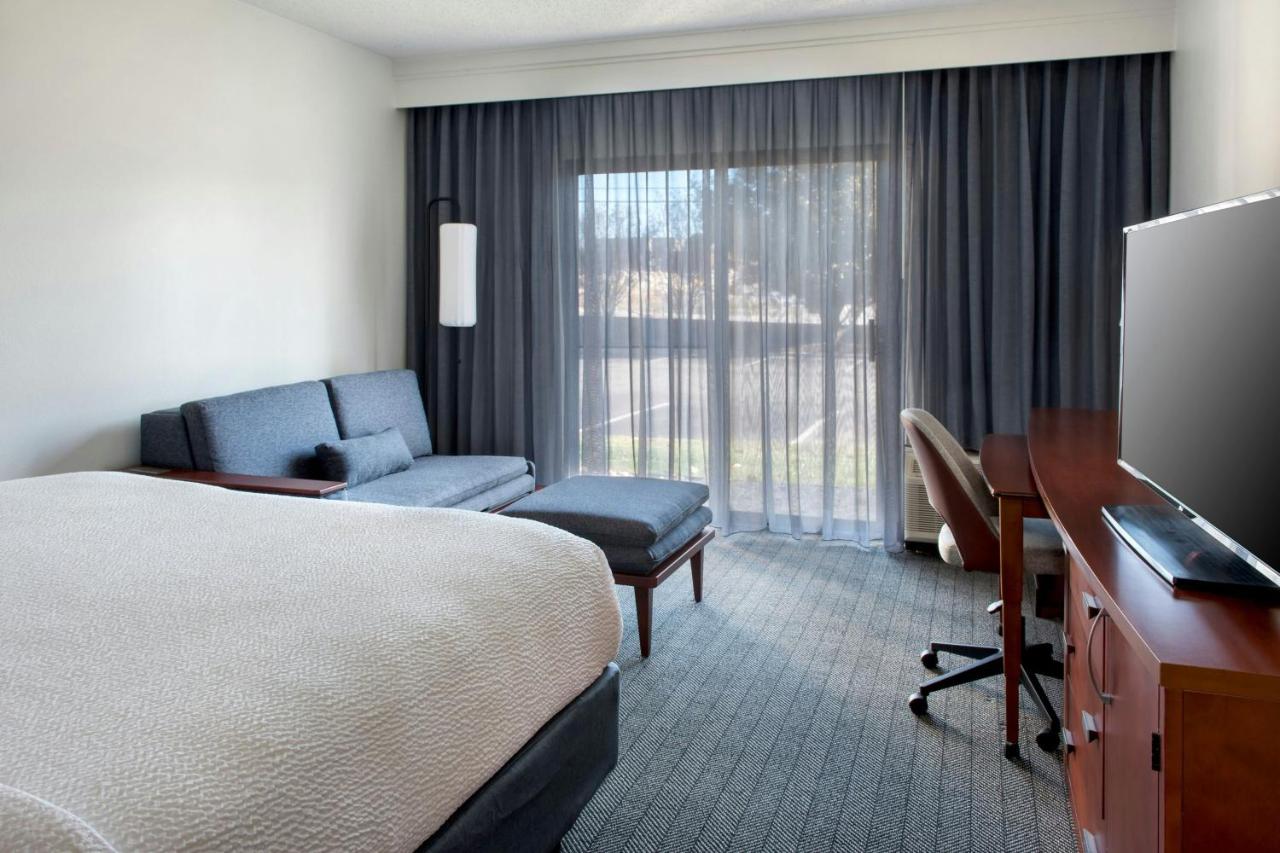 King Room with Sofa Bed at Courtyard by Marriott Annapolis