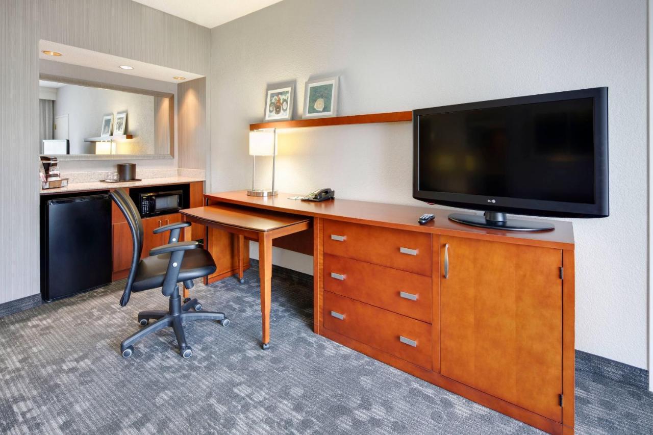 One-Bedroom Suite at Courtyard by Marriott Atlanta Windy Hill/Ballpark