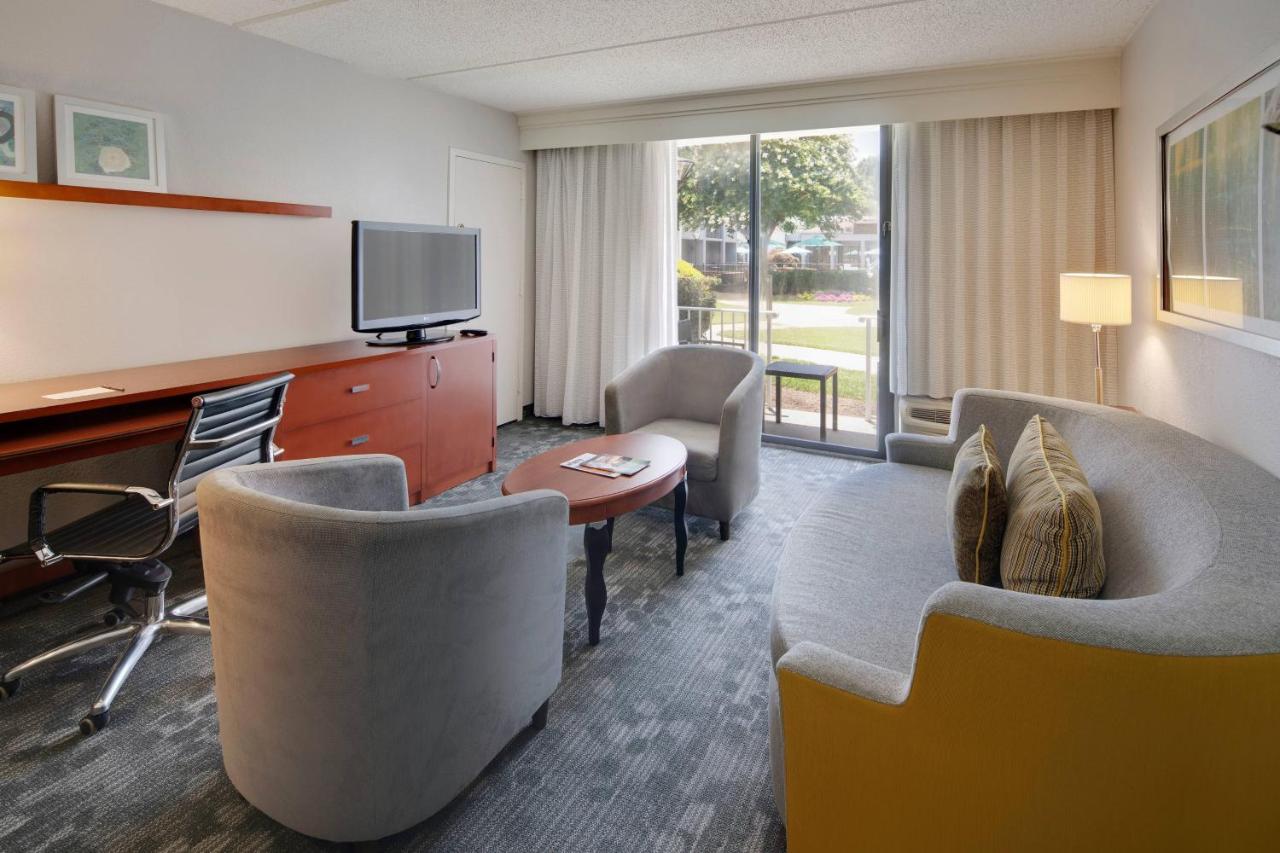 One-Bedroom Suite at Courtyard by Marriott Atlanta Windy Hill/Ballpark