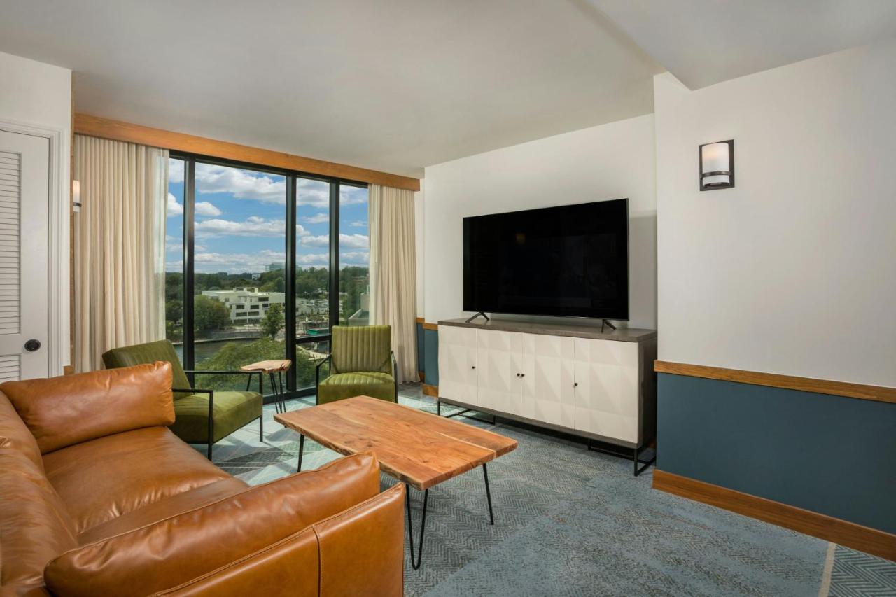 | Merriweather Lakehouse Hotel, Autograph Collection