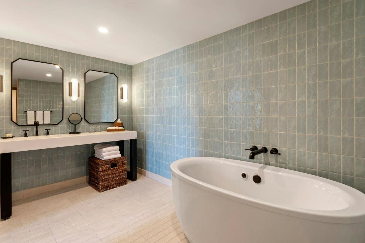 | Merriweather Lakehouse Hotel, Autograph Collection