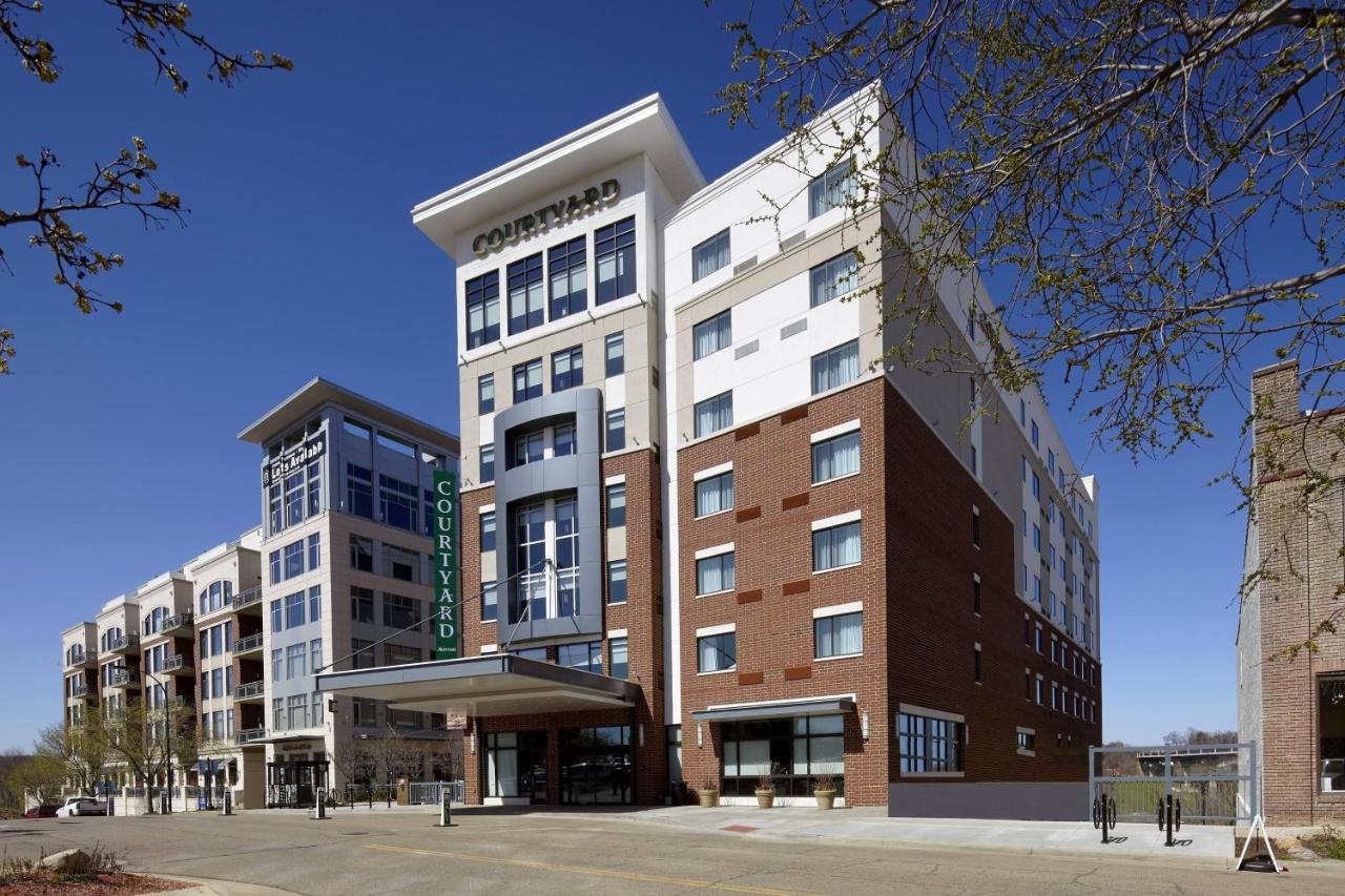 | Courtyard by Marriott Akron Downtown
