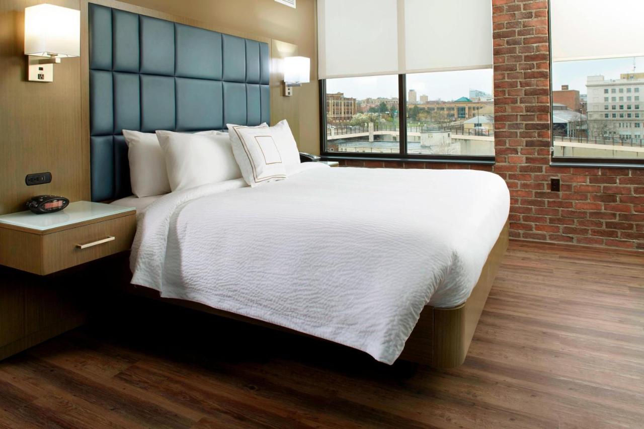 | Courtyard by Marriott Akron Downtown