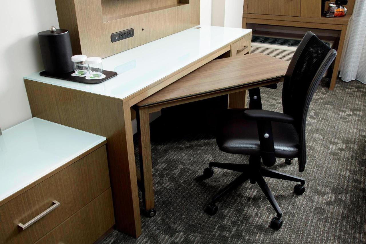 | Courtyard by Marriott Akron Downtown