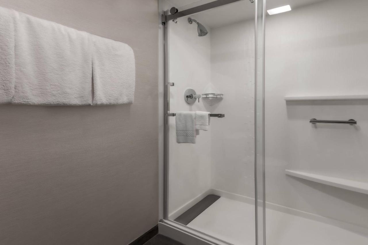 Large King Room at Courtyard by Marriott Boulder Broomfield