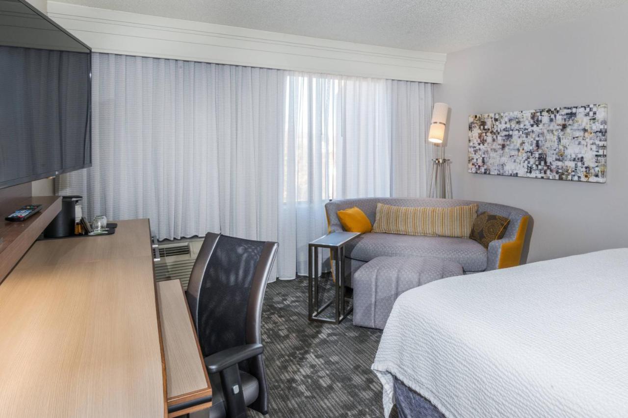 King Room at Courtyard by Marriott Nashville at Opryland
