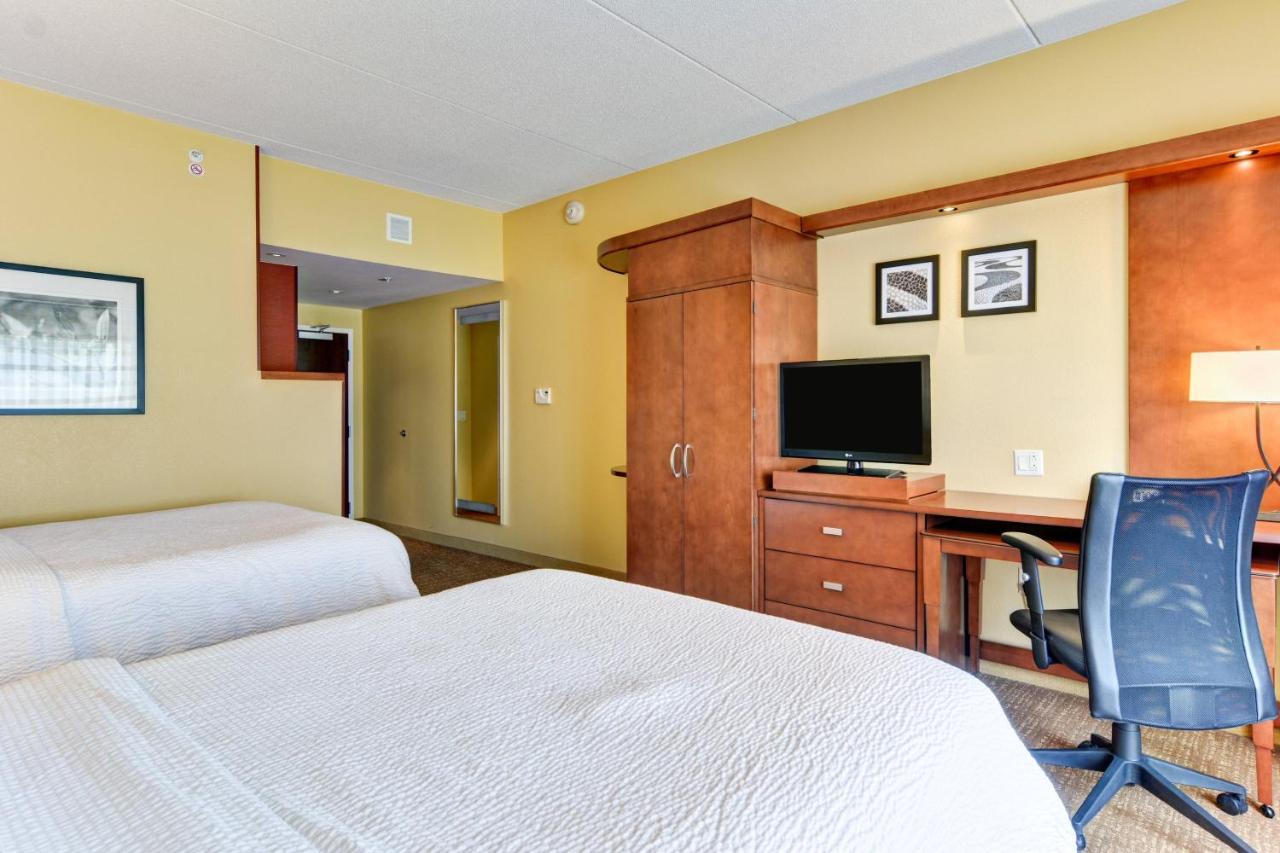 Queen Room with Two Queen Beds at Courtyard by Marriott Bridgeport Clarksburg